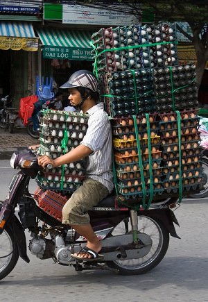Ο θαυμαστός κόσμος του Βιετνάμ -Φωτογράφος καταγράφει τα απίθανα αντικείμενα που μεταφέρουν μοτοσικλετιστές [εικόνες] | iefimerida.gr 8
