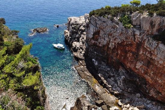 Μια υπέροχη γωνιά της Ελλάδας στους 4 ασυνήθιστους προορισμούς της Μεσογείου για γιοτ [εικόνες] | iefimerida.gr 4