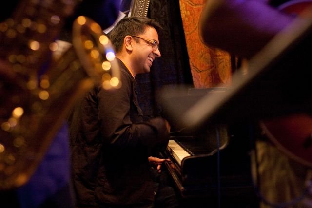 Ο Vijay Iyer, φυσικός του YALE, και 5 φορές «Κορυφαίος μουσικός» στην Αθήνα [βίντεο] | iefimerida.gr 0