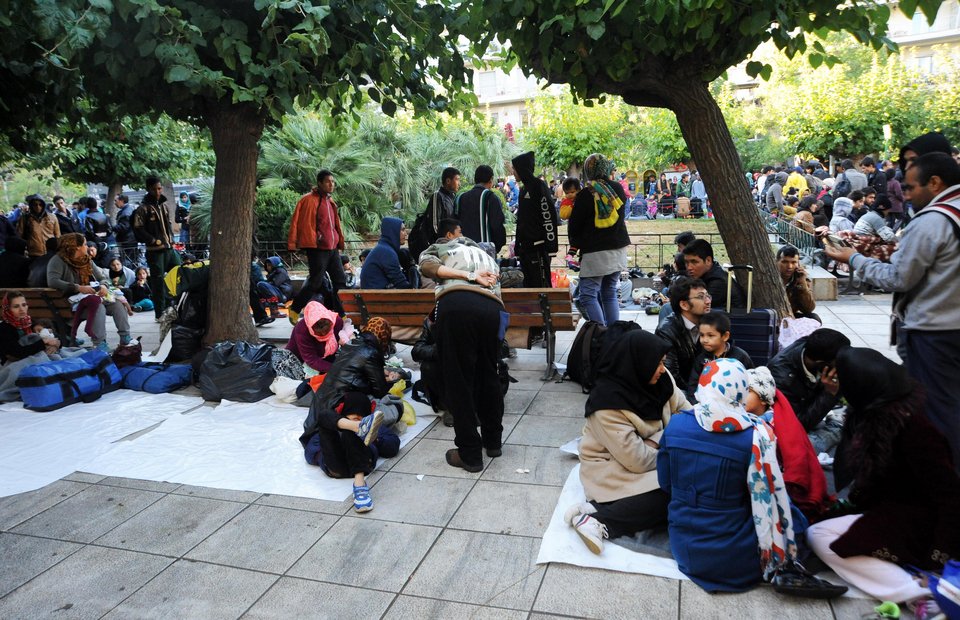 Νέο κύμα προσφύγων κατέκλυσε την πλατεία Βικτωρίας -6.000 πρόσφυγες αναμένονται σήμερα στον Πειραιά [εικόνες] | iefimerida.gr 5