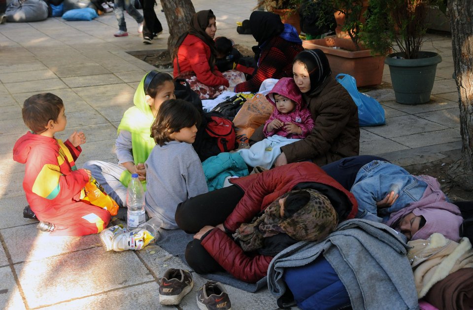Νέο κύμα προσφύγων κατέκλυσε την πλατεία Βικτωρίας -6.000 πρόσφυγες αναμένονται σήμερα στον Πειραιά [εικόνες] | iefimerida.gr 0