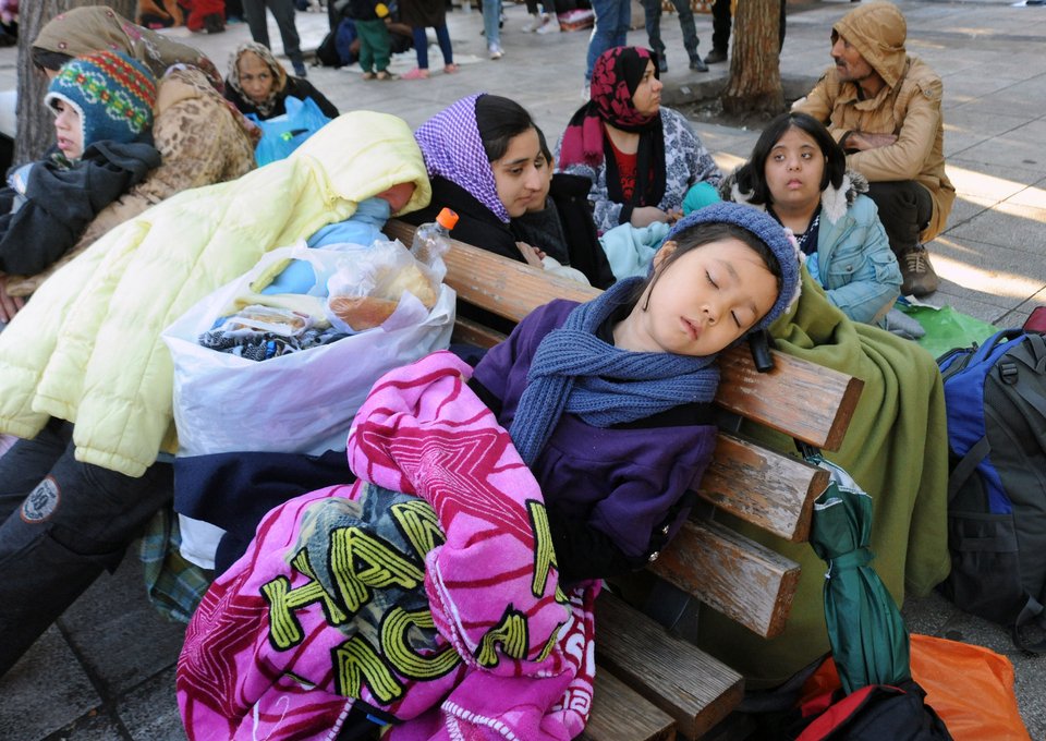 Νέο κύμα προσφύγων κατέκλυσε την πλατεία Βικτωρίας -6.000 πρόσφυγες αναμένονται σήμερα στον Πειραιά [εικόνες] | iefimerida.gr 1