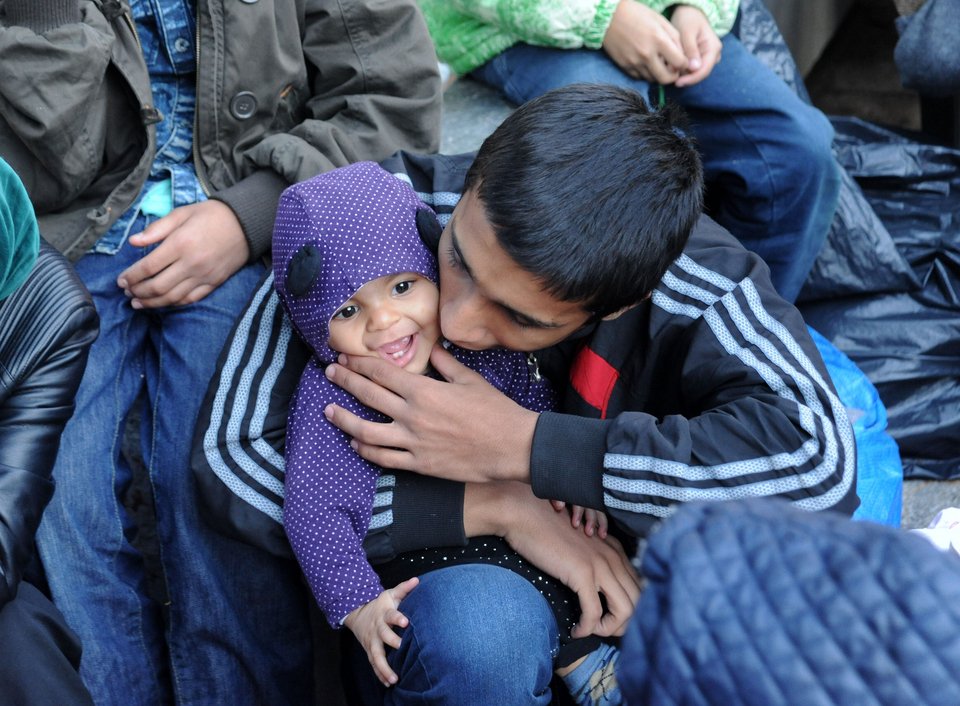 Νέο κύμα προσφύγων κατέκλυσε την πλατεία Βικτωρίας -6.000 πρόσφυγες αναμένονται σήμερα στον Πειραιά [εικόνες] | iefimerida.gr 2