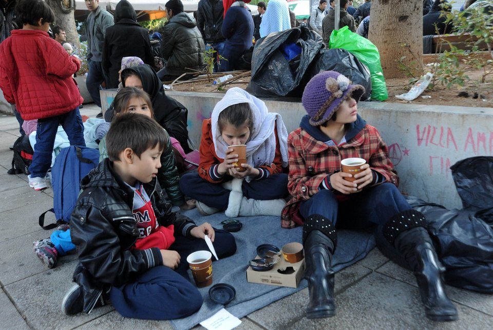 Νέο κύμα προσφύγων κατέκλυσε την πλατεία Βικτωρίας -6.000 πρόσφυγες αναμένονται σήμερα στον Πειραιά [εικόνες] | iefimerida.gr 3