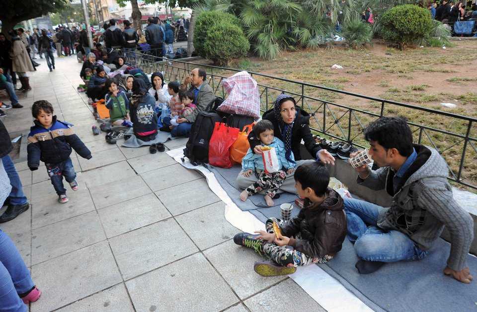 Νέο κύμα προσφύγων κατέκλυσε την πλατεία Βικτωρίας -6.000 πρόσφυγες αναμένονται σήμερα στον Πειραιά [εικόνες] | iefimerida.gr 4