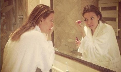 Η Βίκυ Καγιά αμακιγιάριστη, φορώντας μόνο το μπουρνούζι της στο μπάνιο [εικόνες] | iefimerida.gr 0