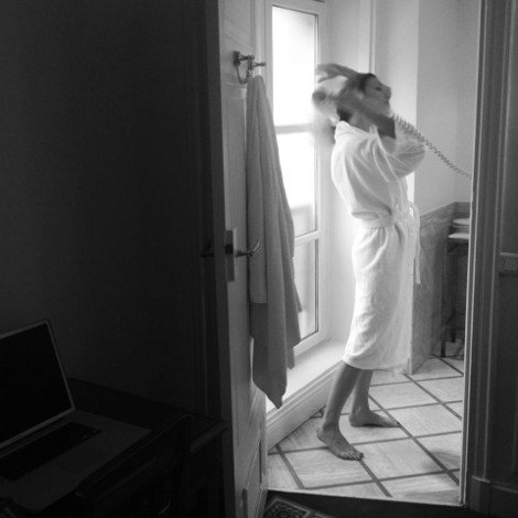 Η Βίκυ Καγιά αμακιγιάριστη, φορώντας μόνο το μπουρνούζι της στο μπάνιο [εικόνες] | iefimerida.gr 1