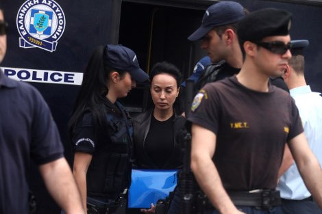 Η Βίκυ Σταμάτη από την κλούβα στο δικαστήριο [εικόνες] | iefimerida.gr 0