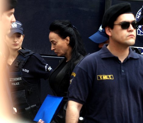 Η Βίκυ Σταμάτη από την κλούβα στο δικαστήριο [εικόνες] | iefimerida.gr 1