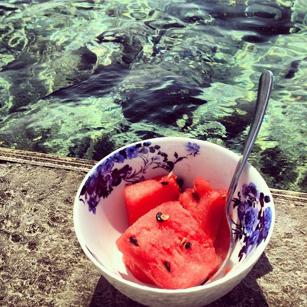 H Βίκυ Καγιά διαφημίζει το υπέροχο σώμα και το μπικίνι της, τον ντάκο και το σούσι που τρώει [εικόνες] | iefimerida.gr 9