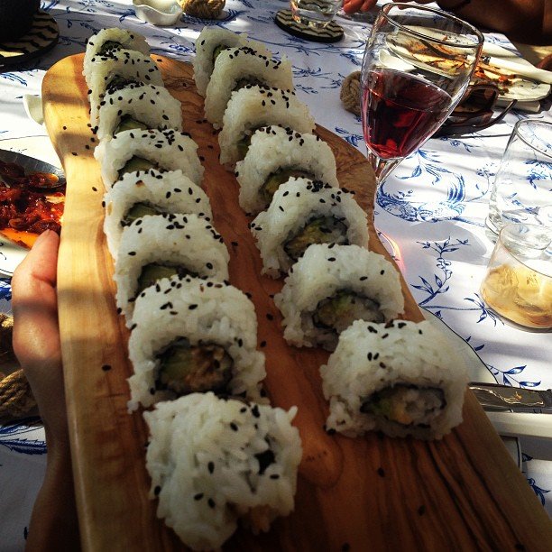 H Βίκυ Καγιά διαφημίζει το υπέροχο σώμα και το μπικίνι της, τον ντάκο και το σούσι που τρώει [εικόνες] | iefimerida.gr 13