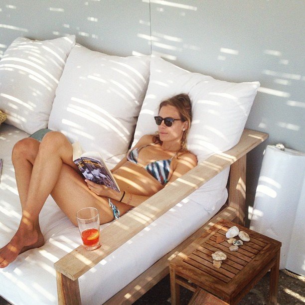 H Βίκυ Καγιά διαφημίζει το υπέροχο σώμα και το μπικίνι της, τον ντάκο και το σούσι που τρώει [εικόνες] | iefimerida.gr 0