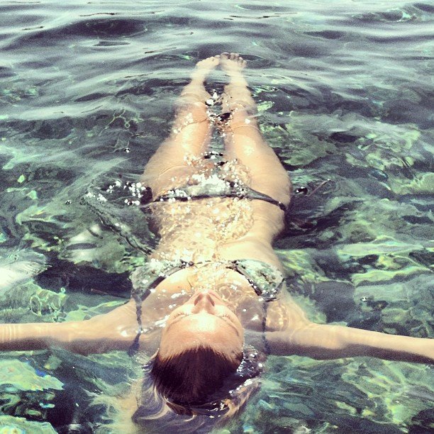 H Βίκυ Καγιά διαφημίζει το υπέροχο σώμα και το μπικίνι της, τον ντάκο και το σούσι που τρώει [εικόνες] | iefimerida.gr 2