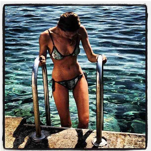 H Βίκυ Καγιά διαφημίζει το υπέροχο σώμα και το μπικίνι της, τον ντάκο και το σούσι που τρώει [εικόνες] | iefimerida.gr 4