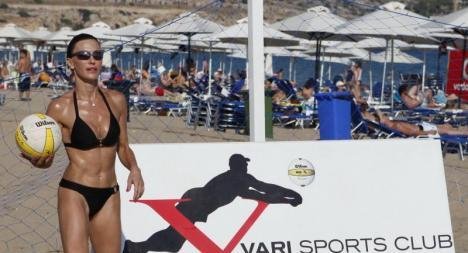 H Βίκυ Χατζηβασιλείου οργώνει τα γήπεδα με το μπικίνι της [εικόνες] | iefimerida.gr 1