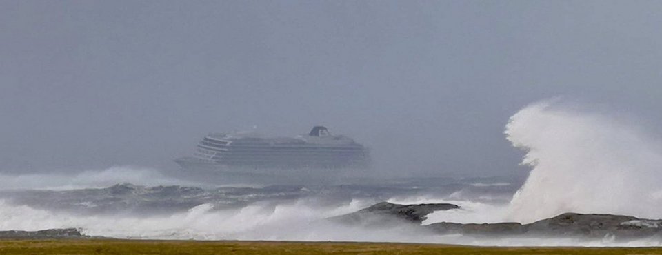 To Viking Sky εν μέσω θαλασσοταραχής.