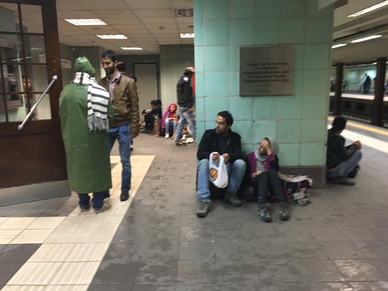 Στο έλεος της κακοκαιρίας οι πρόσφυγες στην πλατεία Βικτωρίας -Εψαχναν υπόστεγο για να προφυλαχθούν [εικόνες] | iefimerida.gr 0