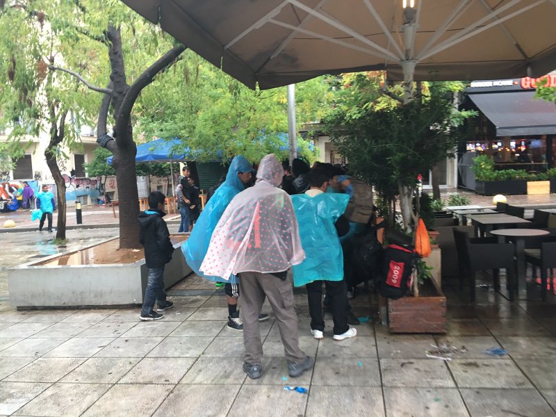 Στο έλεος της κακοκαιρίας οι πρόσφυγες στην πλατεία Βικτωρίας -Εψαχναν υπόστεγο για να προφυλαχθούν [εικόνες] | iefimerida.gr 1