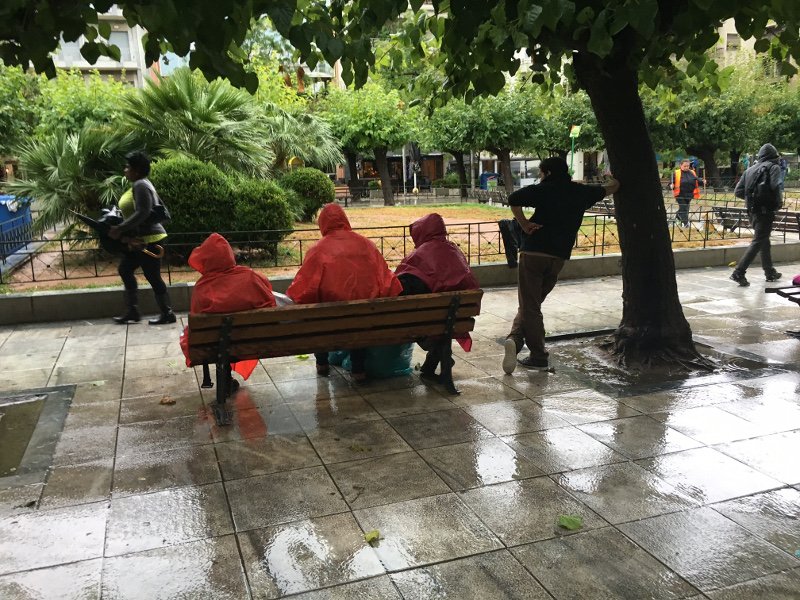 Στο έλεος της κακοκαιρίας οι πρόσφυγες στην πλατεία Βικτωρίας -Εψαχναν υπόστεγο για να προφυλαχθούν [εικόνες] | iefimerida.gr 2