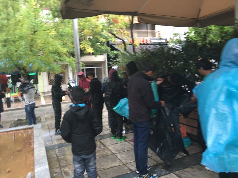 Στο έλεος της κακοκαιρίας οι πρόσφυγες στην πλατεία Βικτωρίας -Εψαχναν υπόστεγο για να προφυλαχθούν [εικόνες] | iefimerida.gr 3