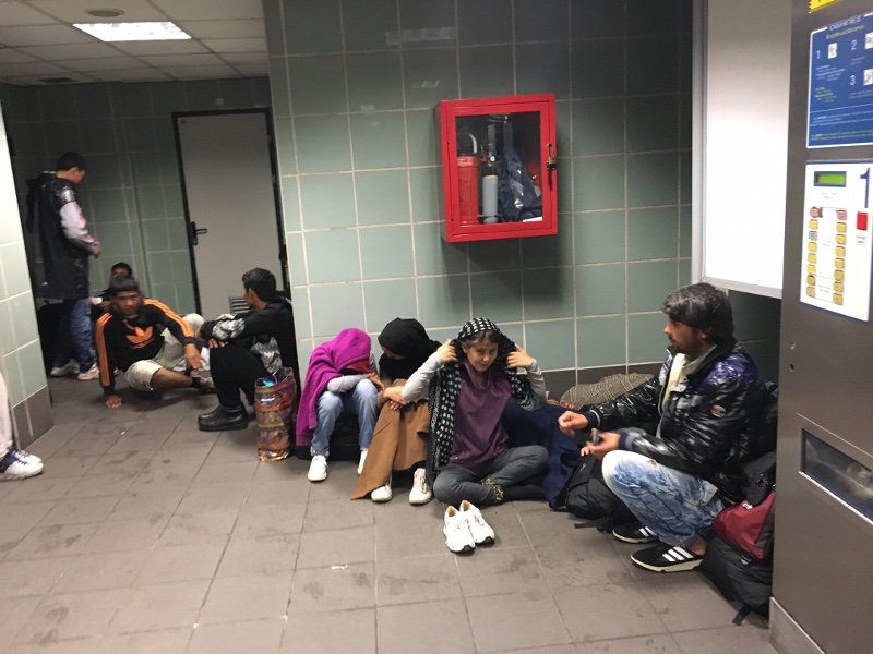 Στο έλεος της κακοκαιρίας οι πρόσφυγες στην πλατεία Βικτωρίας -Εψαχναν υπόστεγο για να προφυλαχθούν [εικόνες] | iefimerida.gr 4