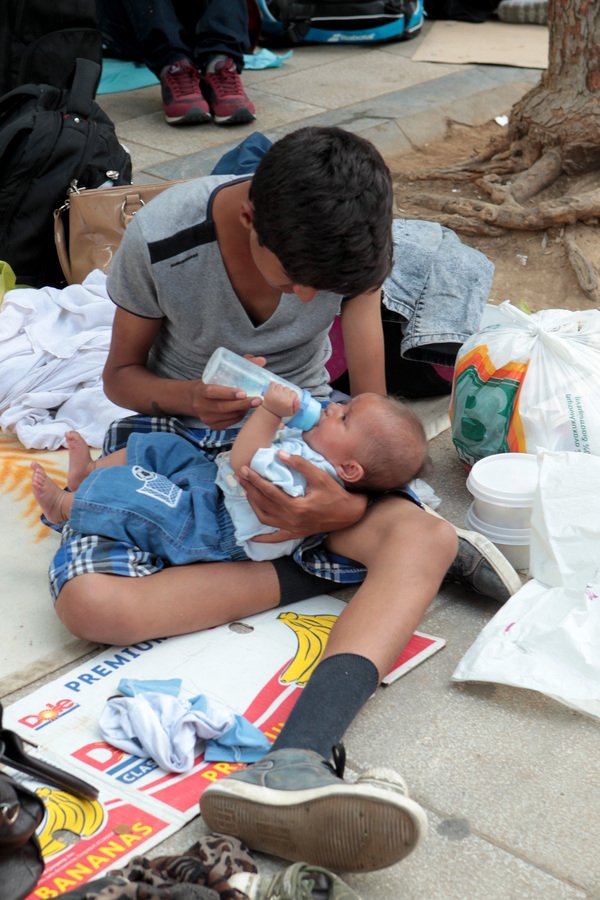 Ο Ερυθρός Σταυρός μοίρασε τρόφιμα στους μετανάστες της πλατείας Βικτωρίας -Οι κάτοικοι αντέδρασαν [εικόνες] | iefimerida.gr 1