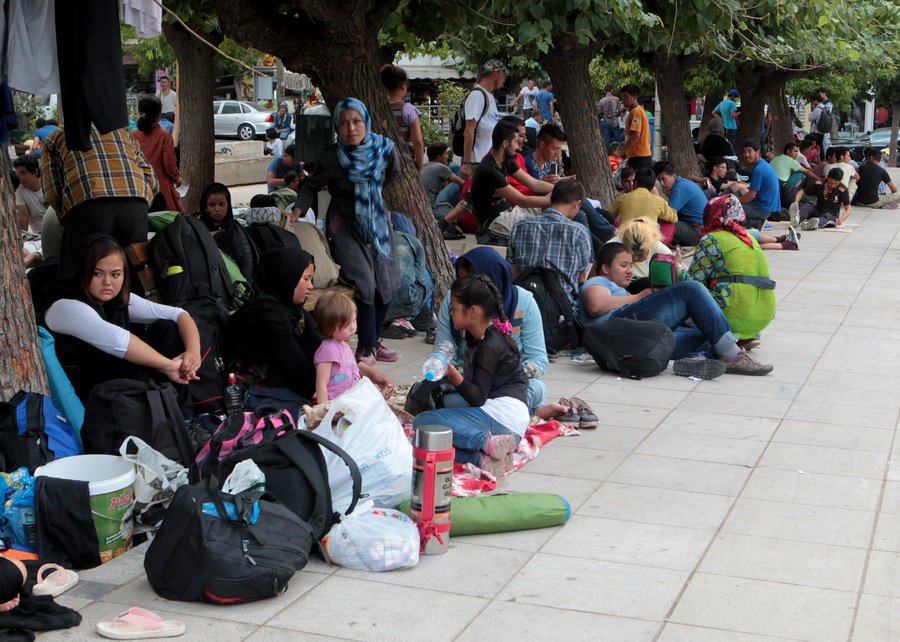 Ο Ερυθρός Σταυρός μοίρασε τρόφιμα στους μετανάστες της πλατείας Βικτωρίας -Οι κάτοικοι αντέδρασαν [εικόνες] | iefimerida.gr 2