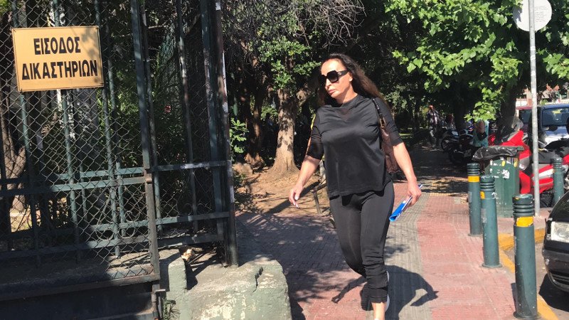 Η Βίκυ Σταμάτη καθώς προσέρχεται να καταθέσει στον ανακριτή- φωτογραφία iefimerida
