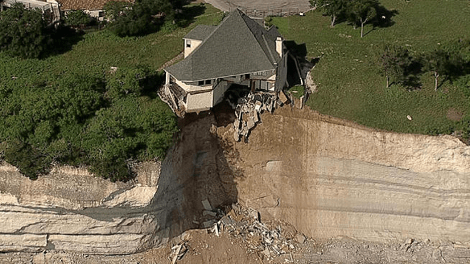 Απίστευτο: Πολυτελής βίλα κρέμεται στο κενό -Καταρρέει ο βράχος πάνω στον οποίο έχει χτιστεί [εικόνες & βίντεο] | iefimerida.gr 1