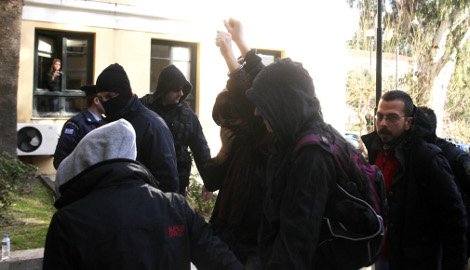 Ενταση με πετροπόλεμο έξω από το Δικαστήριο για τη βίλα Αμαλία [εικόνες] | iefimerida.gr 0