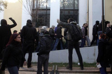 Ενταση με πετροπόλεμο έξω από το Δικαστήριο για τη βίλα Αμαλία [εικόνες] | iefimerida.gr 1