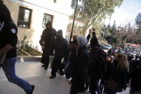 Ενταση με πετροπόλεμο έξω από το Δικαστήριο για τη βίλα Αμαλία [εικόνες] | iefimerida.gr 2