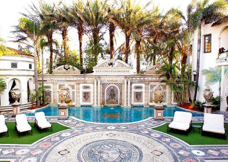 Το πολυτελές κιτς σπίτι όπου δολοφονήθηκε ο Βερσάτσε ανοίγει τις πύλες του ως ξενοδοχείο [εικόνες] | iefimerida.gr 0