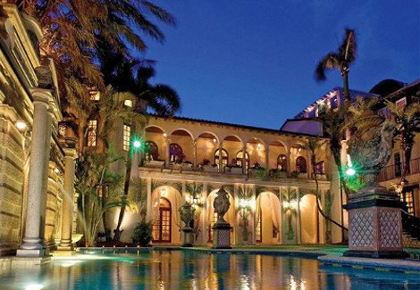 Το πολυτελές κιτς σπίτι όπου δολοφονήθηκε ο Βερσάτσε ανοίγει τις πύλες του ως ξενοδοχείο [εικόνες] | iefimerida.gr 1