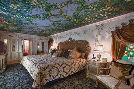 Το πολυτελές κιτς σπίτι όπου δολοφονήθηκε ο Βερσάτσε ανοίγει τις πύλες του ως ξενοδοχείο [εικόνες] | iefimerida.gr 2