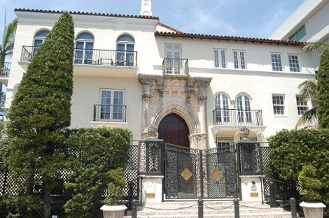 Το πολυτελές κιτς σπίτι όπου δολοφονήθηκε ο Βερσάτσε ανοίγει τις πύλες του ως ξενοδοχείο [εικόνες] | iefimerida.gr 3