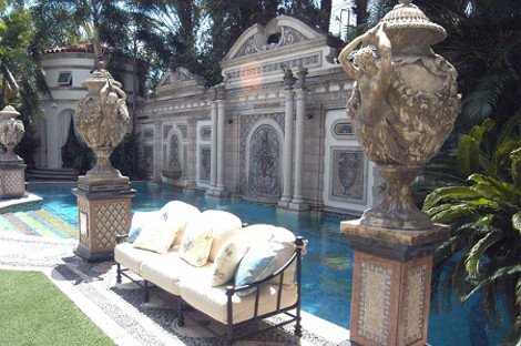 Το πολυτελές κιτς σπίτι όπου δολοφονήθηκε ο Βερσάτσε ανοίγει τις πύλες του ως ξενοδοχείο [εικόνες] | iefimerida.gr 5