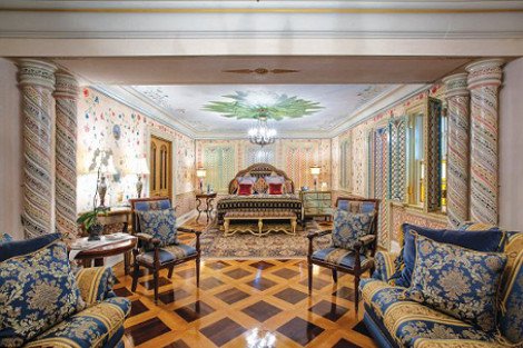 Το πολυτελές κιτς σπίτι όπου δολοφονήθηκε ο Βερσάτσε ανοίγει τις πύλες του ως ξενοδοχείο [εικόνες] | iefimerida.gr 6