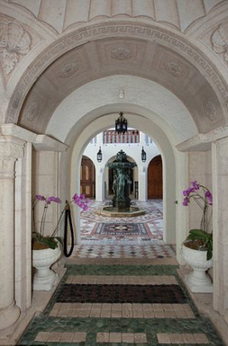 Το πολυτελές κιτς σπίτι όπου δολοφονήθηκε ο Βερσάτσε ανοίγει τις πύλες του ως ξενοδοχείο [εικόνες] | iefimerida.gr 7