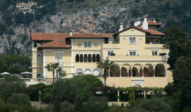 Η βίλα του στο νότο της Γαλλίας όπου πέρασαν αρκετές εβδομάδες ο Μπραντ Πιτ με την τότε σύζυγό του Αντζελίνα Τζολί και τα 6 τους παιδιά