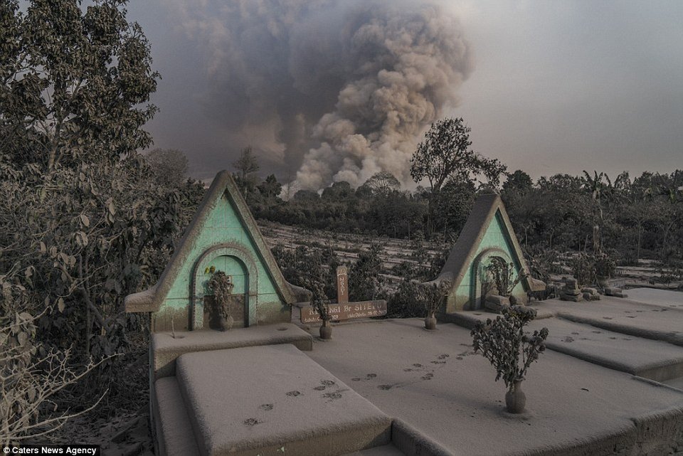 Η μοναδική στιγμή της έκρηξης ενός ηφαιστείου -Η λάβα και η στάχτη που πνίγει το χωριό [εικόνες] | iefimerida.gr 5