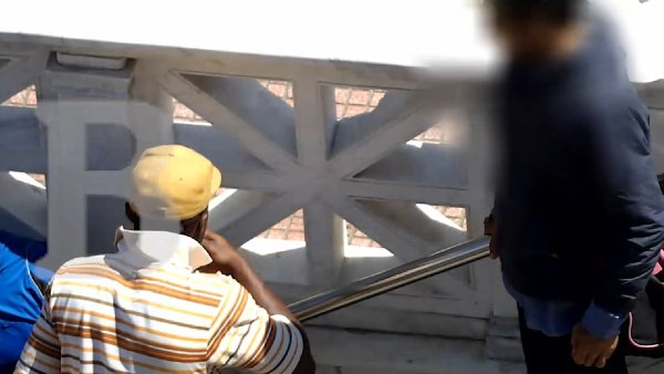 Σοκ: Καρέ καρέ πώς πουλούσαν τα ναρκωτικά στο κέντρο της Αθήνας τα μέλη του κυκλώματος που συνελήφθησαν [εικόνες] | iefimerida.gr 0