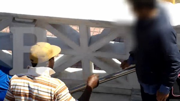 Σοκ: Καρέ καρέ πώς πουλούσαν τα ναρκωτικά στο κέντρο της Αθήνας τα μέλη του κυκλώματος που συνελήφθησαν [εικόνες] | iefimerida.gr 1