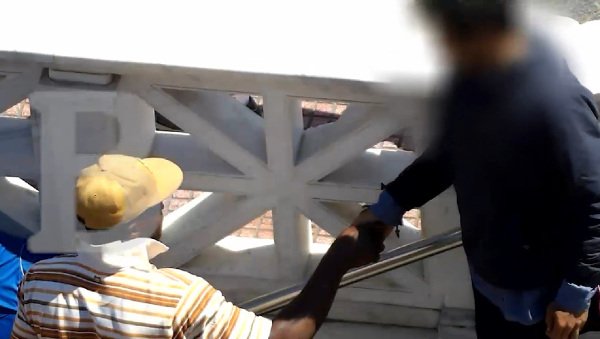 Σοκ: Καρέ καρέ πώς πουλούσαν τα ναρκωτικά στο κέντρο της Αθήνας τα μέλη του κυκλώματος που συνελήφθησαν [εικόνες] | iefimerida.gr 2