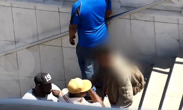 Σοκ: Καρέ καρέ πώς πουλούσαν τα ναρκωτικά στο κέντρο της Αθήνας τα μέλη του κυκλώματος που συνελήφθησαν [εικόνες] | iefimerida.gr 3