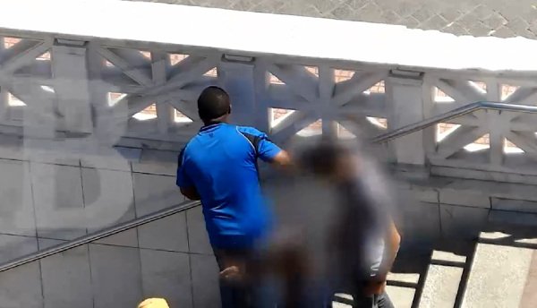 Σοκ: Καρέ καρέ πώς πουλούσαν τα ναρκωτικά στο κέντρο της Αθήνας τα μέλη του κυκλώματος που συνελήφθησαν [εικόνες] | iefimerida.gr 4