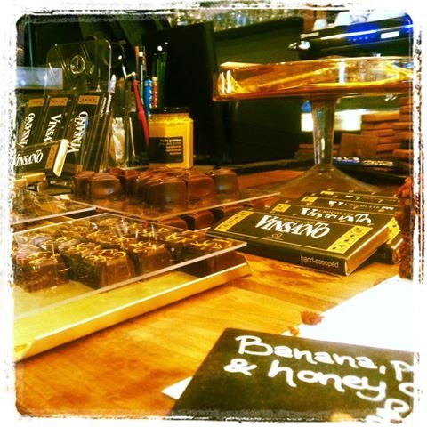 Σοκολάτα Vinsanto: Η ελληνικής παραγωγής σοκολάτα με γεύση κρασί που παράγεται στη Σαντορίνη και ξετρελαίνει [εικόνες] | iefimerida.gr 1