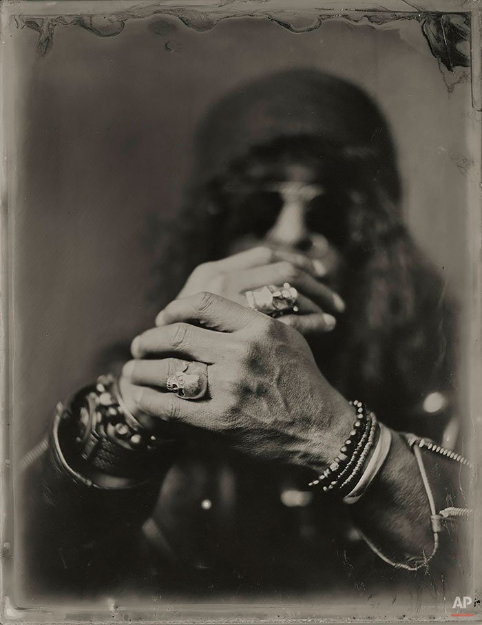 Slash, Kevin Bacon και Lisa Kudrow ποζάρουν σε vintage φωτογραφίες | iefimerida.gr 15