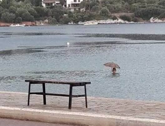 Δεν υπάρχει: Εβρεχε και μπήκε στη θάλασσα για μπάνιο με… ομπρέλα! [εικόνα] | iefimerida.gr 0