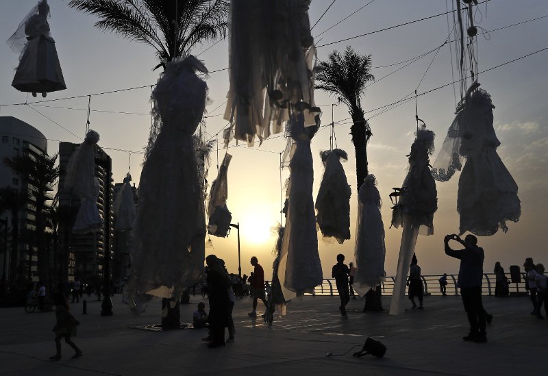 Τα κρεμασμένα νυφικά -Μία διαφορετική, θλιβερή διαμαρτυρία [εικόνες] | iefimerida.gr 1